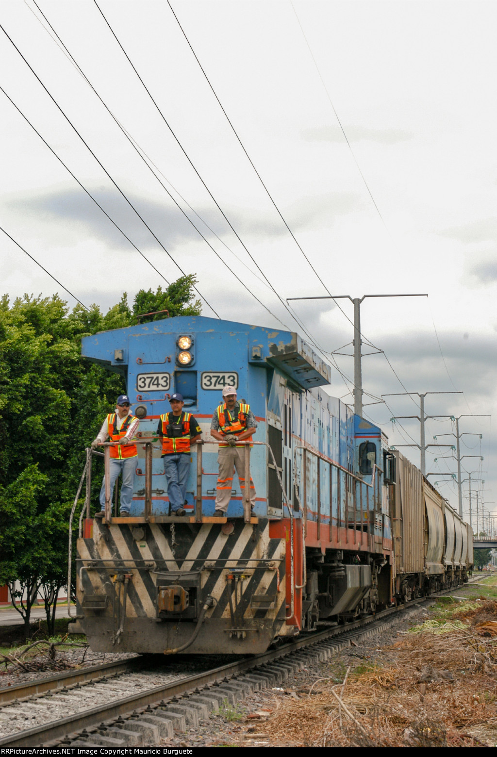 FXE Super 7 Locomotive leading a train